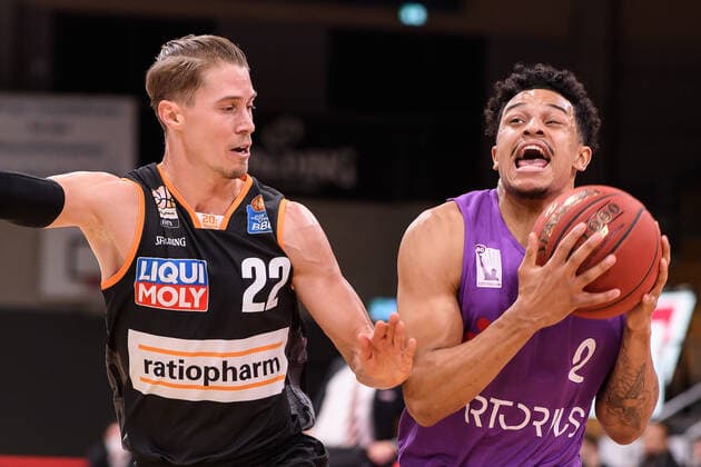 BG Göttingen - ratiopharm Ulm 17.01.2021, Basketball-Bundesliga easyCredit-BBL, Saison 2020 2021, Hauptrunde, 13. Spieltag, BG Göttingen - ratiopharm Ulm. Göttingens Nelson Weidemann (r) spielt gegen Ulms Thomas Klepeisz. Göttingen Niedersachsen Deutschland