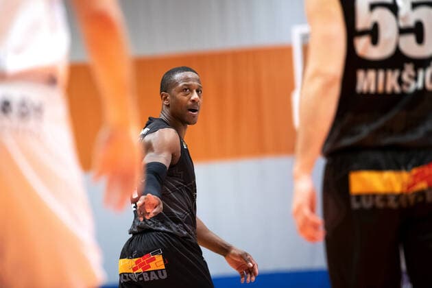 BARMER 2. Basketball Bundesliga ProA Saison 2020 2021 Spieltag 16 am 17.1.2021 Science City Jena vs VfL Kirchheim Knights Mitte: Richard Lawrence Williams JR (Kirchheim) mit Anweisungen an seinen Mitspieler Karlo Miksic (Kirchheim) Sparkassen Arena Jena
