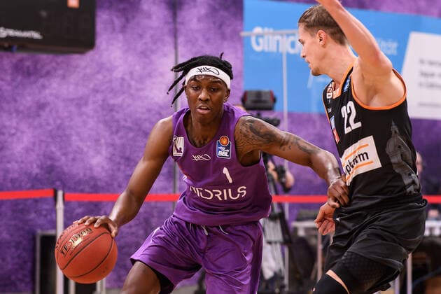 BG Göttingen - ratiopharm Ulm 17.01.2021, Basketball-Bundesliga easyCredit-BBL, Saison 2020 2021, Hauptrunde, 13. Spieltag, BG Göttingen - ratiopharm Ulm. Göttingens Deishuan Booker (l) spielt gegen Ulms Thomas Klepeisz. Göttingen Niedersachsen Deutschland