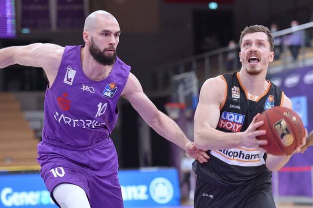 Andreas Obst (Ratiopharm Ulm) (am Ball), Dennis Kramer (BG Goettingen) (L), GER, Basketball, Bundesliga, BBL, BG Goettingen - Ratiopharm Ulm, 17.01.2021, Basketball, Bundesliga, BBL, BG Goettingen - Ratiopharm Ulm, 17.01.2021 Goettingen Copyright: xEibner-pressefotox xRolandxSippelx