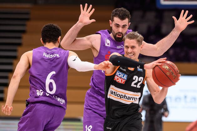 BG Göttingen - ratiopharm Ulm 17.01.2021, Basketball-Bundesliga easyCredit-BBL, Saison 2020 2021, Hauptrunde, 13. Spieltag, BG Göttingen - ratiopharm Ulm. Ulms Thomas Klepeisz (r) spielt gegen Göttingens Harper Kamp (M) und Göttingens Luke Nelson. Göttingen Niedersachsen Deutschland