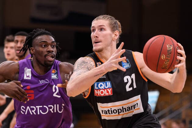 BG Göttingen - ratiopharm Ulm 17.01.2021, Basketball-Bundesliga easyCredit-BBL, Saison 2020 2021, Hauptrunde, 13. Spieltag, BG Göttingen - ratiopharm Ulm. Ulms Dylan Osetkowski (r) spielt gegen Göttingens Tai Odiase. Göttingen Niedersachsen Deutschland
