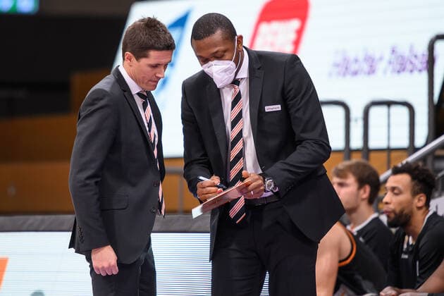BG Göttingen - ratiopharm Ulm 17.01.2021, Basketball-Bundesliga easyCredit-BBL, Saison 2020 2021, Hauptrunde, 13. Spieltag, BG Göttingen - ratiopharm Ulm. Ulms Co-Trainer Tyron McCoy (r) und Trainer Jaka Lakovic sprechen miteinander. Göttingen Niedersachsen Deutschland