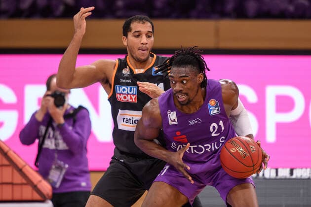 BG Göttingen - ratiopharm Ulm 17.01.2021, Basketball-Bundesliga easyCredit-BBL, Saison 2020 2021, Hauptrunde, 13. Spieltag, BG Göttingen - ratiopharm Ulm. Göttingens Tai Odiase (r) spielt gegen Ulms Isaiah Wilkins. Göttingen Niedersachsen Deutschland