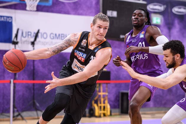 BG Göttingen - ratiopharm Ulm 17.01.2021, Basketball-Bundesliga easyCredit-BBL, Saison 2020 2021, Hauptrunde, 13. Spieltag, BG Göttingen - ratiopharm Ulm. Ulms Dylan Osetkowski (l) spielt gegen Göttingens Tai Odiase (M) und Göttingens Luke Nelson. Göttingen Niedersachsen Deutschland