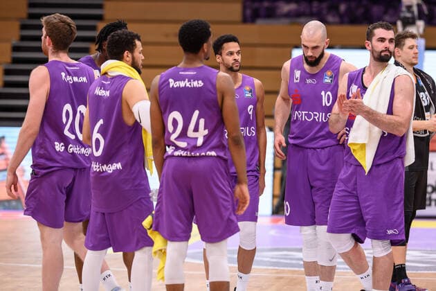 BG Göttingen - ratiopharm Ulm 17.01.2021, Basketball-Bundesliga easyCredit-BBL, Saison 2020 2021, Hauptrunde, 13. Spieltag, BG Göttingen - ratiopharm Ulm. Göttingens Spieler stehen nach dem Spielschluss auf dem Spielfeld. Göttingen Niedersachsen Deutschland