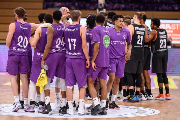 BG Göttingen - ratiopharm Ulm 17.01.2021, Basketball-Bundesliga easyCredit-BBL, Saison 2020 2021, Hauptrunde, 13. Spieltag, BG Göttingen - ratiopharm Ulm. Göttingens Spieler stehen nach dem Spielschluss auf dem Spielfeld. Göttingen Niedersachsen Deutschland