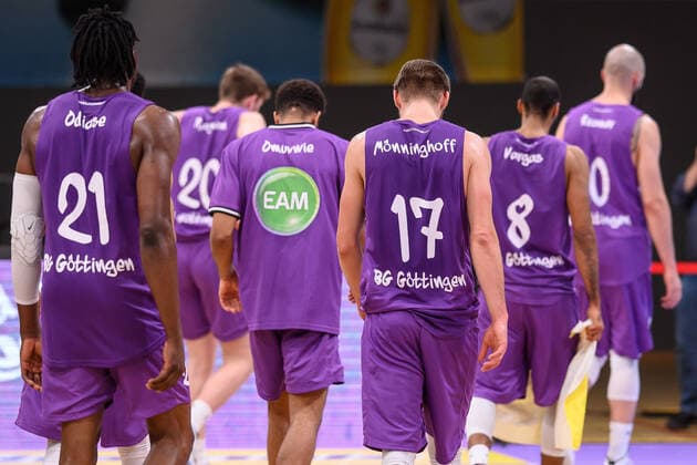 BG Göttingen - ratiopharm Ulm 17.01.2021, Basketball-Bundesliga easyCredit-BBL, Saison 2020 2021, Hauptrunde, 13. Spieltag, BG Göttingen - ratiopharm Ulm. Göttingens Spieler gehen nach dem Spielschluss vom Spielfeld. Göttingen Niedersachsen Deutschland