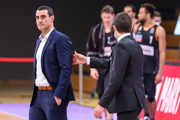 BG Göttingen - ratiopharm Ulm 17.01.2021, Basketball-Bundesliga easyCredit-BBL, Saison 2020 2021, Hauptrunde, 13. Spieltag, BG Göttingen - ratiopharm Ulm. Göttingens Trainer Roel Moors (l) und Göttingens Co-Trainer Thomas Crab stehen nach dem Spiel auf dem Feld. Göttingen Niedersachsen Deutschland