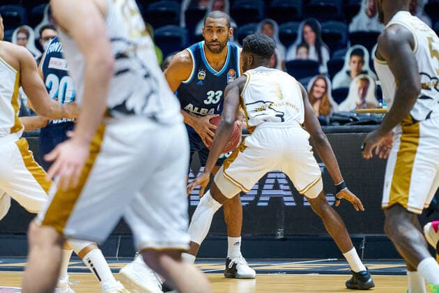 Jayson Granger (Nr. 33 Alba Berlin) gegen Bazoumana Kone (Nr. 1 Basketball Loewen Braunschweig) Basketball Loewen Braunschweig - Alba Berlin Basketball Loewen Braunschweig - Alba Berlin, Basketball, BBL, Saison 2020 2021, 17.01.2021 Braunschweig Copyright: xEibner-Pressefotox EP_DRT