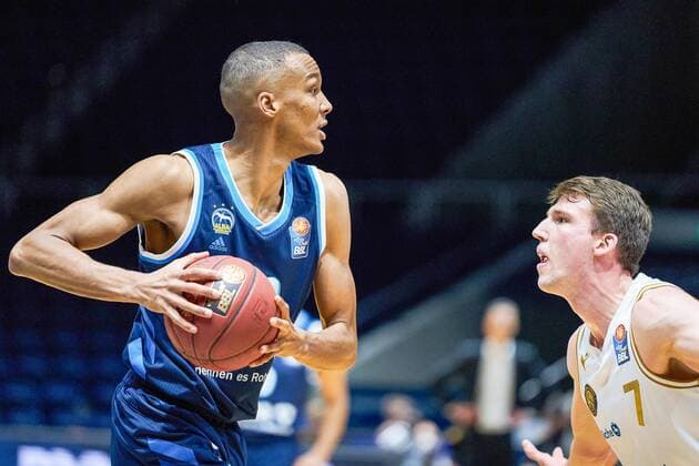 Louis Olinde (Nr. 19 Alba Berlin) gegen Lukas Meisner (Nr. 7 Basketball Loewen Braunschweig) Basketball Loewen Braunschweig - Alba Berlin Basketball Loewen Braunschweig - Alba Berlin, Basketball, BBL, Saison 2020 2021, 17.01.2021 Braunschweig Copyright: xEibner-Pressefotox EP_DRT