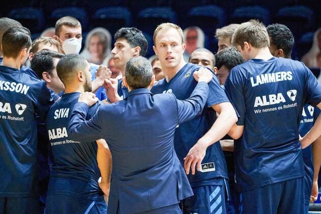Zusammenkunft der Berliner vor Spielbeginn Basketball Loewen Braunschweig - Alba Berlin Basketball Loewen Braunschweig - Alba Berlin, Basketball, BBL, Saison 2020 2021, 17.01.2021 Braunschweig Copyright: xEibner-Pressefotox EP_DRT