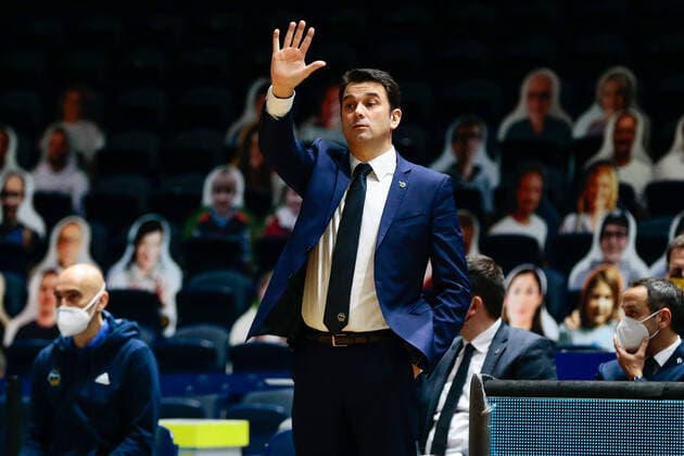 17.01.2021, xtgx, Basketball, easyCredit BBL, Basketball Loewen Braunschweig - ALBA Berlin emspor, v.l. Israel Gonzalez (Berlin, Trainer) gestikuliert, gibt Anweisungen Braunschweig