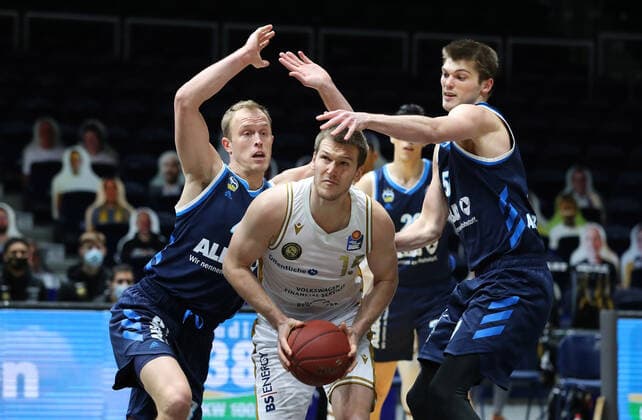 Löwen Braunschweig vs. Berlin, BBL Braunschweig, 17.01.2021, BASKETBALL - easyCredit BBL Basketball Bundesliga, Löwen Braunschweig vs. Alba Berlin, Saison 2020 21. Luke Sikma (Alba Berlin), Martin Peterka (Löwen Braunschweig), Ben Lammers (Alba Berlin) Braunschweig