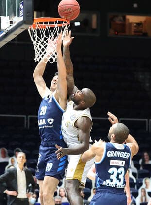 Löwen Braunschweig vs. Berlin, BBL Braunschweig, 17.01.2021, BASKETBALL - easyCredit BBL Basketball Bundesliga, Löwen Braunschweig vs. Alba Berlin, Saison 2020 21. Simone Fontecchio (Alba Berlin), Bryon Allen (Löwen Braunschweig), Jayson Granger (Alba Berlin) Braunschweig