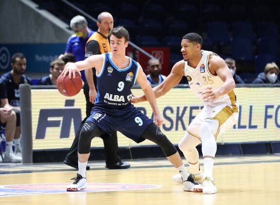 Löwen Braunschweig vs. Berlin, BBL Braunschweig, 17.01.2021, BASKETBALL - easyCredit BBL Basketball Bundesliga, Löwen Braunschweig vs. Alba Berlin, Saison 2020 21. Jonas Mattisseck (Alba Berlin), Karim Jallow (Löwen Braunschweig) Braunschweig
