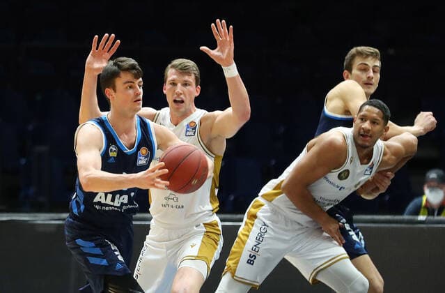 Löwen Braunschweig vs. Berlin, BBL Braunschweig, 17.01.2021, BASKETBALL - easyCredit BBL Basketball Bundesliga, Löwen Braunschweig vs. Alba Berlin, Saison 2020 21. Jonas Mattisseck (Alba Berlin), Lukas Meisner (Löwen Braunschweig) , Karim Jallow (Löwen Braunschweig) Braunschweig