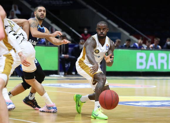 Löwen Braunschweig vs. Berlin, BBL Braunschweig, 17.01.2021, BASKETBALL - easyCredit BBL Basketball Bundesliga, Löwen Braunschweig vs. Alba Berlin, Saison 2020 21. Bryon Allen (Löwen Braunschweig), Peyton Siva (Alba Berlin) Braunschweig