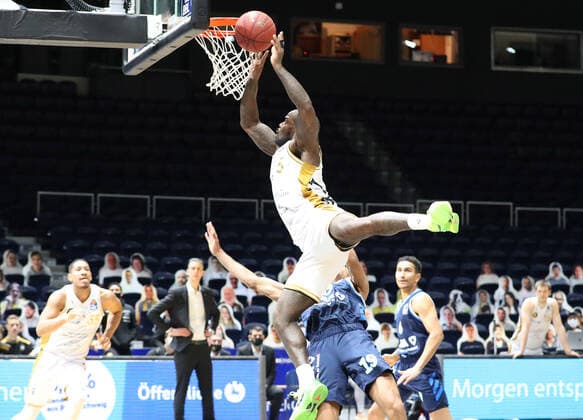 Löwen Braunschweig vs. Berlin, BBL Braunschweig, 17.01.2021, BASKETBALL - easyCredit BBL Basketball Bundesliga, Löwen Braunschweig vs. Alba Berlin, Saison 2020 21. Bryon Allen (Löwen Braunschweig), Louis Olinde (Alba Berlin) Braunschweig