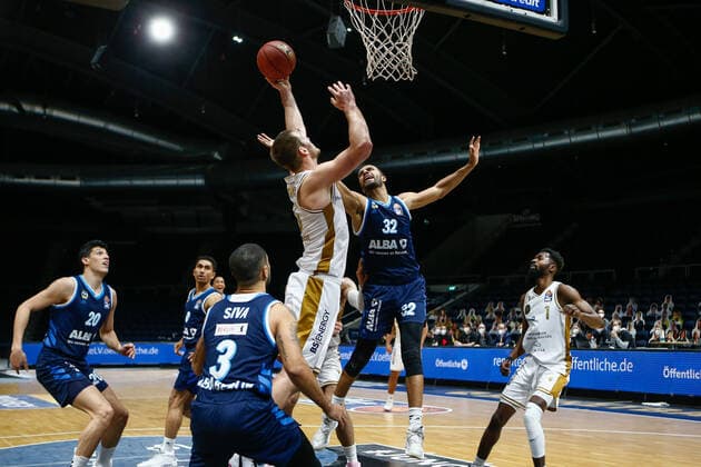17.01.2021, xtgx, Basketball, easyCredit BBL, Basketball Loewen Braunschweig - ALBA Berlin emspor, v.l. Martin Peterka (Braunschweig, 15), Johannes Thiemann (Berlin, 32) Zweikampf Braunschweig