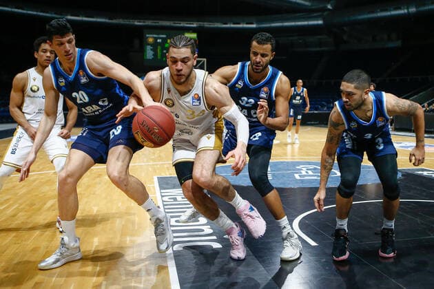 17.01.2021, xtgx, Basketball, easyCredit BBL, Basketball Loewen Braunschweig - ALBA Berlin emspor, v.l. Simone Fontecchio (Berlin, 20), Gavin Schilling (Braunschweig, 34), Johannes Thiemann (Berlin, 32), Peyton Siva (Berlin, 3) Zweikampf Braunschweig