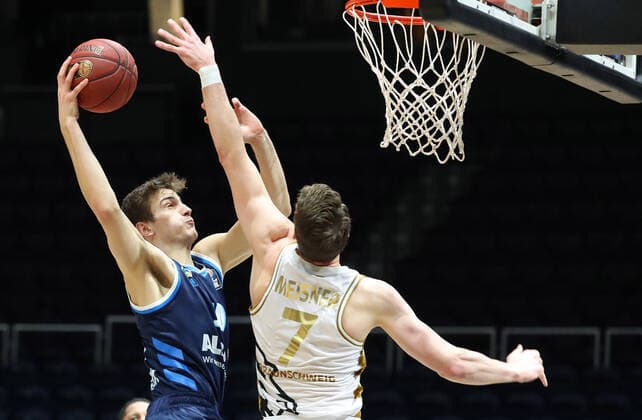 Löwen Braunschweig vs. Berlin, BBL Braunschweig, 17.01.2021, BASKETBALL - easyCredit BBL Basketball Bundesliga, Löwen Braunschweig vs. Alba Berlin, Saison 2020 21. Simone Fontecchio (Alba Berlin), Lukas Meisner (Löwen Braunschweig) Braunschweig