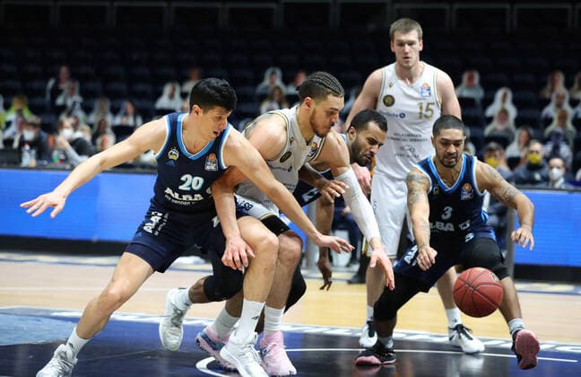 Löwen Braunschweig vs. Berlin, BBL Braunschweig, 17.01.2021, BASKETBALL - easyCredit BBL Basketball Bundesliga, Löwen Braunschweig vs. Alba Berlin, Saison 2020 21. Simone Fontecchio (Alba Berlin), Gavin Schilling (Löwen Braunschweig), Peyton Siva (Alba Berlin) Braunschweig