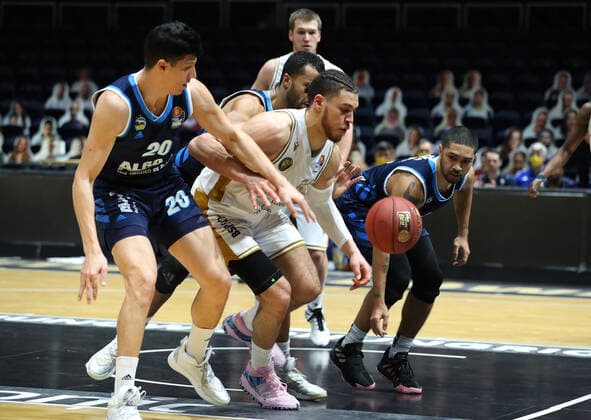 Löwen Braunschweig vs. Berlin, BBL Braunschweig, 17.01.2021, BASKETBALL - easyCredit BBL Basketball Bundesliga, Löwen Braunschweig vs. Alba Berlin, Saison 2020 21. Simone Fontecchio (Alba Berlin), Gavin Schilling (Löwen Braunschweig), Peyton Siva (Alba Berlin) Braunschweig
