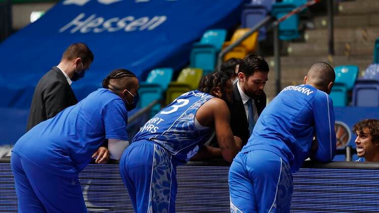 Sport Bilder des Tages Deutschland, Frankfurt am Main, Fraport Arena, 17.01.2021, emspor, emonline, despor, deonline, FRAPORT SKYLINERS - s.Oliver Wuerzburg, Basketball, BBL Bild: Auszeit mit Headcoach Sebastian Gleim (Fraport Skyliners), Copyright: HMBxMedia xHeikoxBecker