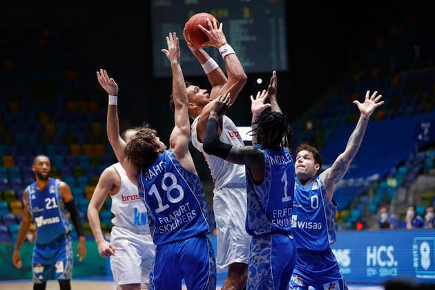 Deutschland, Frankfurt am Main, Fraport Arena, 17.01.2021, emspor, emonline, despor, deonline, FRAPORT SKYLINERS - s.Oliver Wuerzburg, Basketball, BBL Bild: Bedraengt, v. li. Joe Rahon (Fraport Skyliners), Brekkott Chapman (s.Oliver Wuerzburg), Matt Mobley (Fraport Skyliners) und Konstantin Konga (Fraport Skyliners), Copyright: HMBxMedia xHeikoxBecker