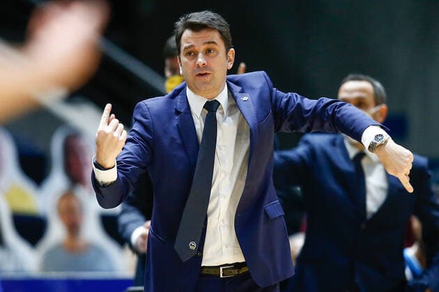 17.01.2021, xtgx, Basketball, easyCredit BBL, Basketball Loewen Braunschweig - ALBA Berlin emspor, v.l. Israel Gonzalez (Berlin, Trainer) gestikuliert, gibt Anweisungen Braunschweig