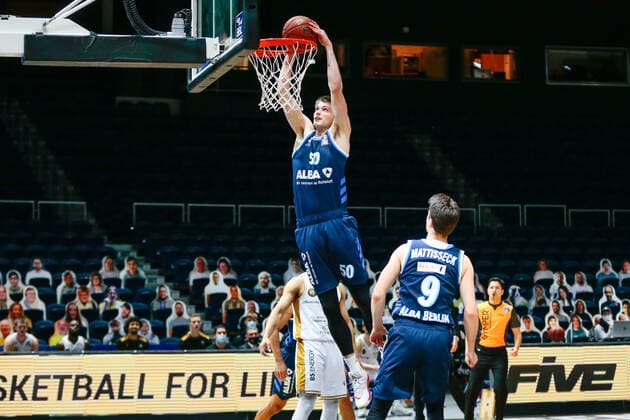17.01.2021, xtgx, Basketball, easyCredit BBL, Basketball Loewen Braunschweig - ALBA Berlin emspor, v.l. Ben Lammers (Berlin, 50) wirft einen Korb Braunschweig