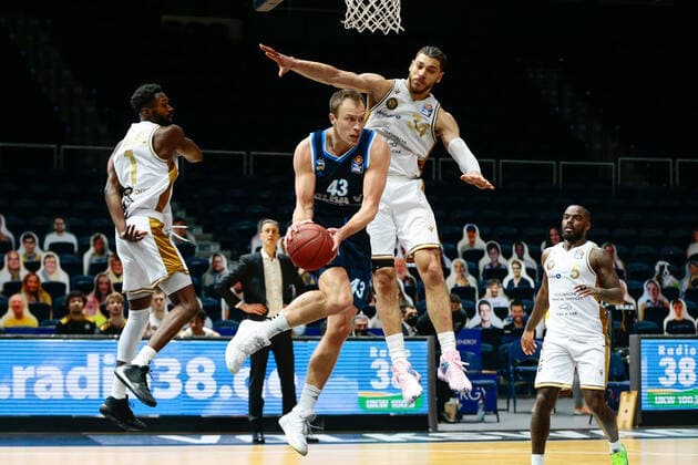 17.01.2021, xtgx, Basketball, easyCredit BBL, Basketball Loewen Braunschweig - ALBA Berlin emspor, v.l. Luke Sikma (Berlin, 43), Gavin Schilling (Braunschweig, 34) Zweikampf Braunschweig