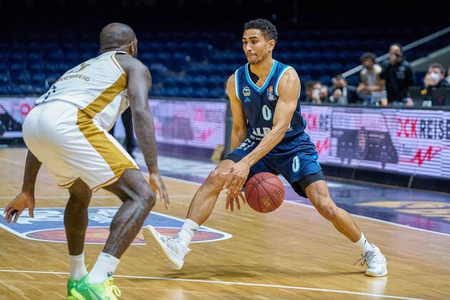 Maodo Lo (Nr. 0 Alba Berlin) gegen Bryon Allen (Nr. 5 Basketball Loewen Braunschweig) Basketball Loewen Braunschweig - Alba Berlin Basketball Loewen Braunschweig - Alba Berlin, Basketball, BBL, Saison 2020 2021, 17.01.2021 Braunschweig Copyright: xEibner-Pressefotox EP_DRT