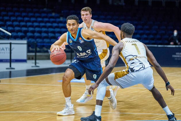 Maodo Lo (Nr. 0 Alba Berlin) gegen Bazoumana Kone (Nr. 1 Basketball Loewen Braunschweig) Basketball Loewen Braunschweig - Alba Berlin Basketball Loewen Braunschweig - Alba Berlin, Basketball, BBL, Saison 2020 2021, 17.01.2021 Braunschweig Copyright: xEibner-Pressefotox EP_DRT