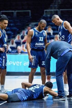 Johannes Thiemann (Nr. 32 Alba Berlin) verletzt am Boden zwischen Maodo Lo (Nr. 0 Alba Berlin) Jayson Granger (Nr. 33 Alba Berlin) Louis Olinde (Nr. 19 Alba Berlin) Basketball Loewen Braunschweig - Alba Berlin Basketball Loewen Braunschweig - Alba Berlin, Basketball, BBL, Saison 2020 2021, 17.01.2021 Braunschweig Copyright: xEibner-Pressefotox EP_DRT