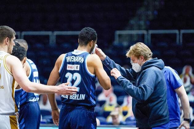Johannes Thiemann (Nr. 32 Alba Berlin) wird vom Feld gebracht Basketball Loewen Braunschweig - Alba Berlin Basketball Loewen Braunschweig - Alba Berlin, Basketball, BBL, Saison 2020 2021, 17.01.2021 Braunschweig Copyright: xEibner-Pressefotox EP_DRT