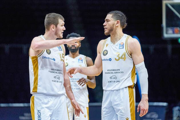 Martin Peterka (Nr. 15 Basketball Loewen Braunschweig) zu Gavin Schilling (Nr. 34 Basketball Loewen Braunschweig) Basketball Loewen Braunschweig - Alba Berlin Basketball Loewen Braunschweig - Alba Berlin, Basketball, BBL, Saison 2020 2021, 17.01.2021 Braunschweig Copyright: xEibner-Pressefotox EP_DRT