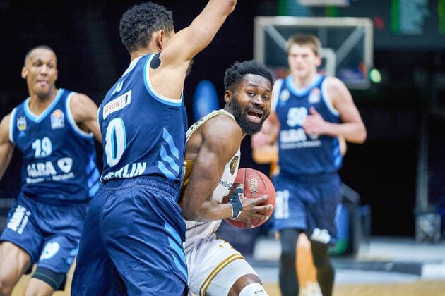 Bazoumana Kone (Nr. 1 Basketball Loewen Braunschweig) gegen Maodo Lo (Nr. 0 Alba Berlin) Basketball Loewen Braunschweig - Alba Berlin Basketball Loewen Braunschweig - Alba Berlin, Basketball, BBL, Saison 2020 2021, 17.01.2021 Braunschweig Copyright: xEibner-Pressefotox EP_DRT