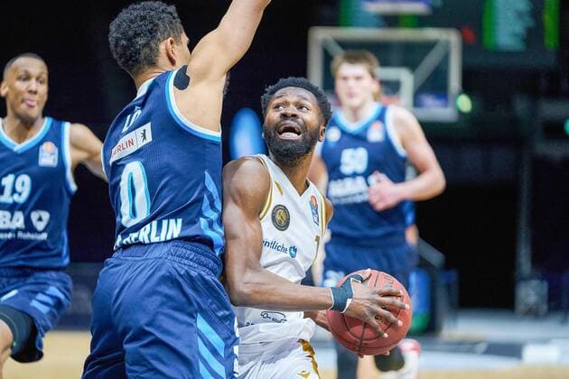 Bazoumana Kone (Nr. 1 Basketball Loewen Braunschweig) gegen Maodo Lo (Nr. 0 Alba Berlin) Basketball Loewen Braunschweig - Alba Berlin Basketball Loewen Braunschweig - Alba Berlin, Basketball, BBL, Saison 2020 2021, 17.01.2021 Braunschweig Copyright: xEibner-Pressefotox EP_DRT