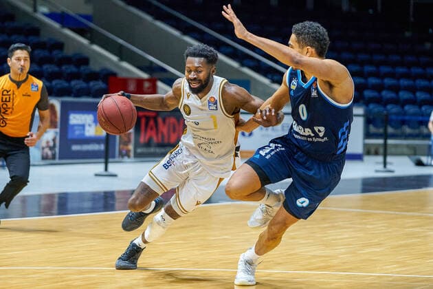 Bazoumana Kone (Nr. 1 Basketball Loewen Braunschweig) gegen Maodo Lo (Nr. 0 Alba Berlin) Basketball Loewen Braunschweig - Alba Berlin Basketball Loewen Braunschweig - Alba Berlin, Basketball, BBL, Saison 2020 2021, 17.01.2021 Braunschweig Copyright: xEibner-Pressefotox EP_DRT