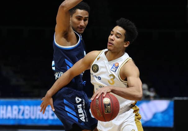 Löwen Braunschweig vs. Berlin, BBL Braunschweig, 17.01.2021, BASKETBALL - easyCredit BBL Basketball Bundesliga, Löwen Braunschweig vs. Alba Berlin, Saison 2020 21. Maodo Lo (Alba Berlin), Garai Zeeb (Löwen Braunschweig) Braunschweig