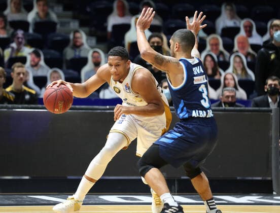Löwen Braunschweig vs. Berlin, BBL Braunschweig, 17.01.2021, BASKETBALL - easyCredit BBL Basketball Bundesliga, Löwen Braunschweig vs. Alba Berlin, Saison 2020 21. Karim Jallow (Löwen Braunschweig), Peyton Siva (Alba Berlin) Braunschweig