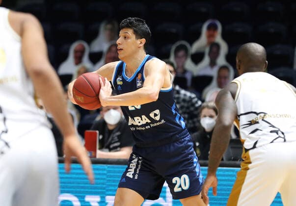 Löwen Braunschweig vs. Berlin, BBL Braunschweig, 17.01.2021, BASKETBALL - easyCredit BBL Basketball Bundesliga, Löwen Braunschweig vs. Alba Berlin, Saison 2020 21. Simone Fontecchio (Alba Berlin) Braunschweig