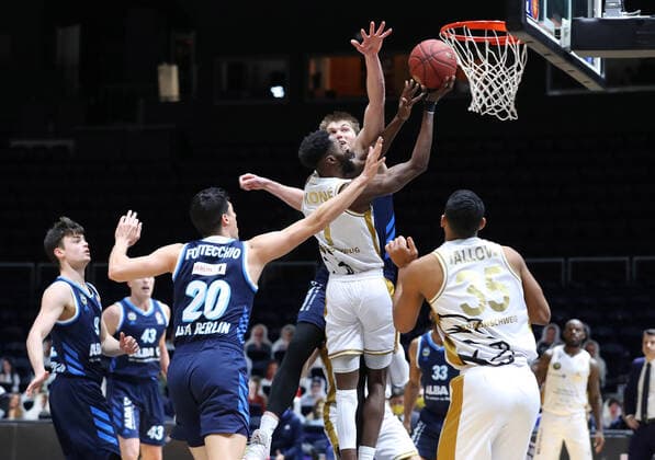 Löwen Braunschweig vs. Berlin, BBL Braunschweig, 17.01.2021, BASKETBALL - easyCredit BBL Basketball Bundesliga, Löwen Braunschweig vs. Alba Berlin, Saison 2020 21. Bazoumana KonÃ (Löwen Braunschweig), Simone Fontecchio (Alba Berlin), Karim Jallow (Löwen Braunschweig) Braunschweig