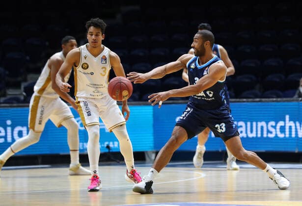 Löwen Braunschweig vs. Berlin, BBL Braunschweig, 17.01.2021, BASKETBALL - easyCredit BBL Basketball Bundesliga, Löwen Braunschweig vs. Alba Berlin, Saison 2020 21. Garai Zeeb (Löwen Braunschweig), Jayson Granger (Alba Berlin) Braunschweig