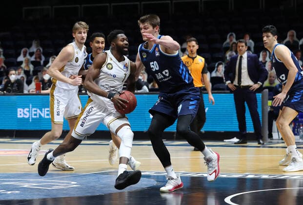 Löwen Braunschweig vs. Berlin, BBL Braunschweig, 17.01.2021, BASKETBALL - easyCredit BBL Basketball Bundesliga, Löwen Braunschweig vs. Alba Berlin, Saison 2020 21. Bazoumana KonÃ (Löwen Braunschweig), Ben Lammers (Alba Berlin) Braunschweig