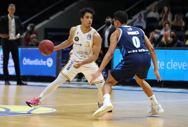 Löwen Braunschweig vs. Berlin, BBL Braunschweig, 17.01.2021, BASKETBALL - easyCredit BBL Basketball Bundesliga, Löwen Braunschweig vs. Alba Berlin, Saison 2020 21. Garai Zeeb (Löwen Braunschweig), Maodo Lo (Alba Berlin) Braunschweig