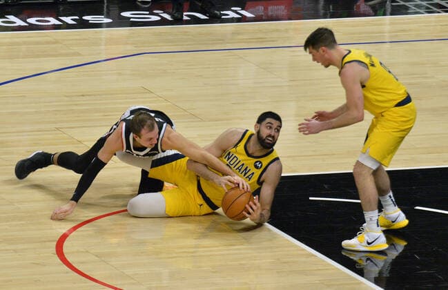 Basketball, NBA, Los Angeles Clippers - Indiana Pacers Indiana Pacers point center Goga Bitadze (88) and Los Angeles Clippers guard Luke Kennard fight for control of the ball during the fourth quarter at Staples Center in Los Angeles on Sunday, January 17, 2021. The Clippers defeated the short-handed Pacers 129-96.  LAP2021011703 JIMxRUYMEN