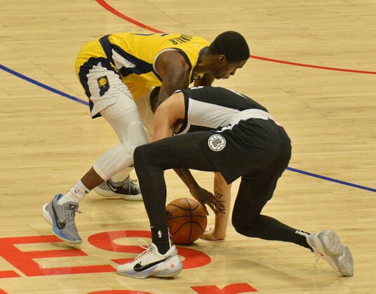Basketball, NBA, Los Angeles Clippers - Indiana Pacers Indiana Pacers guard Justin Holliday (5) steals the ball from Los Angeles Clippers guard Amir Coffey during the fourth quarter at Staples Center in Los Angeles on Sunday, January 17, 2021. The Clippers defeated the short-handed Pacers 129-96.  LAP2021011701 JIMxRUYMEN